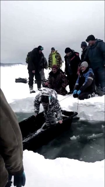 Спасение рыбаков с дрейфующей льдины