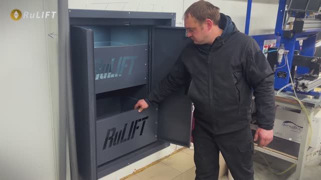 Малогрузовой лифт (подъёмник) с выдвижными ящиками для типографии