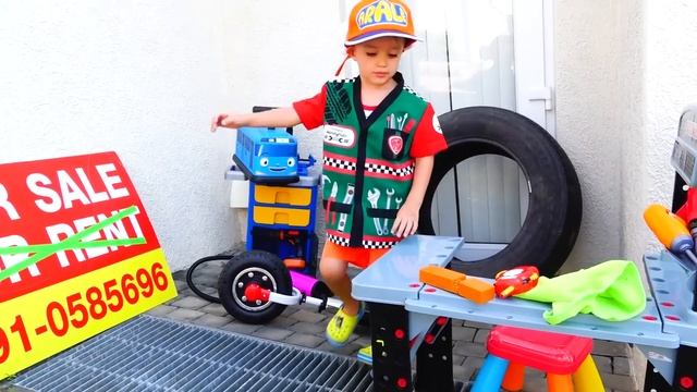 ВЛАД И НИКИТА ИГРАЮТ СО СЛОМАНЫМИ ИГРУШЕЧНЫМИ МАШИНКАМИ