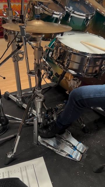 учимся играть на барабаны.