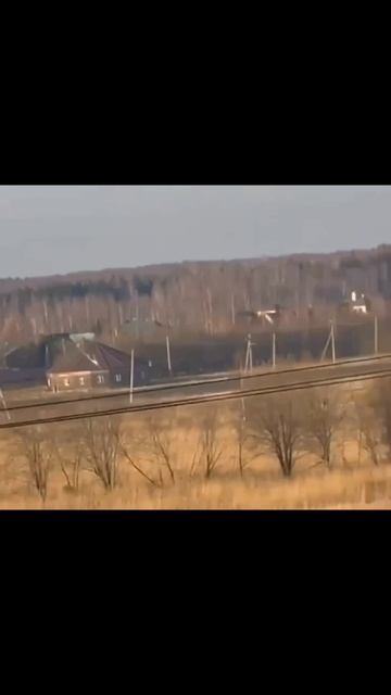 Видео эпичного падения беспилотника под Москвой. Судя по кадрам, БПЛА был подавлен, и рухнул в дерев