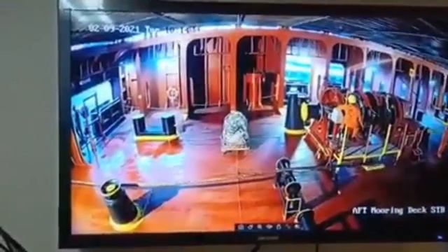 SHIP ACCIDENT: Big mooring rope snap and hit hard deckhand