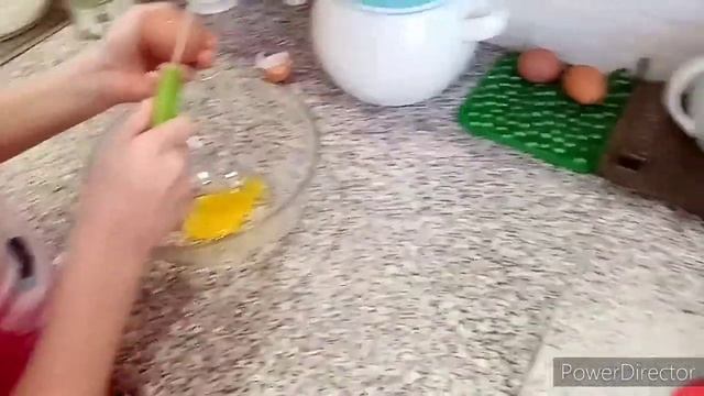 Нам скучать некогда, хлопот полон рот🙂 И снег убрали, и манник испекли!