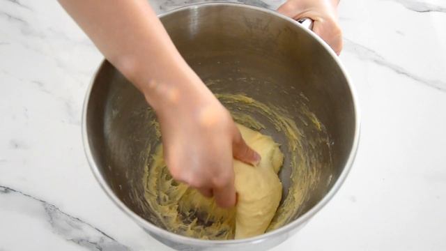 Рецепт: булочки с вишней и чизкейкомРецепт воздушных булочек!