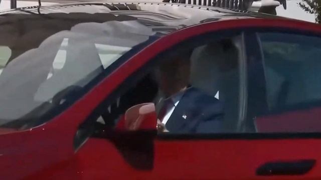 Tesla в Белом доме Трамп покупает у Маска электромобиль