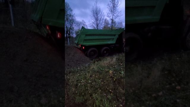 Разгрузка грунта.Камаз