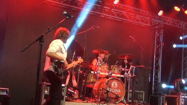 REGINA PLAYS QUEEN - WE WILL ROCK YOU (MODAVE 2015)