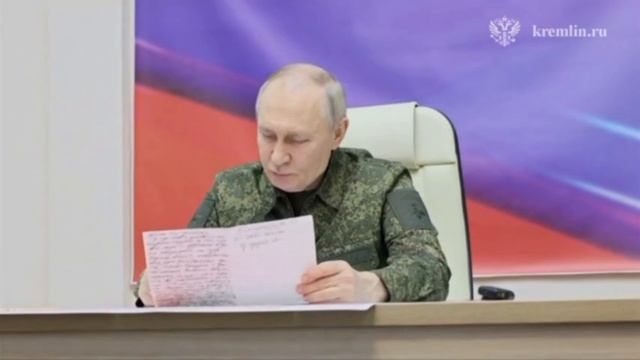 Владимир Путин в камуфляже посетил Курскую область