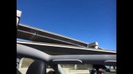 У совершенно новой Теслы сорвало крышу на автостраде