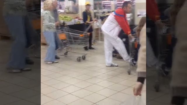 Уборщица не халявничает