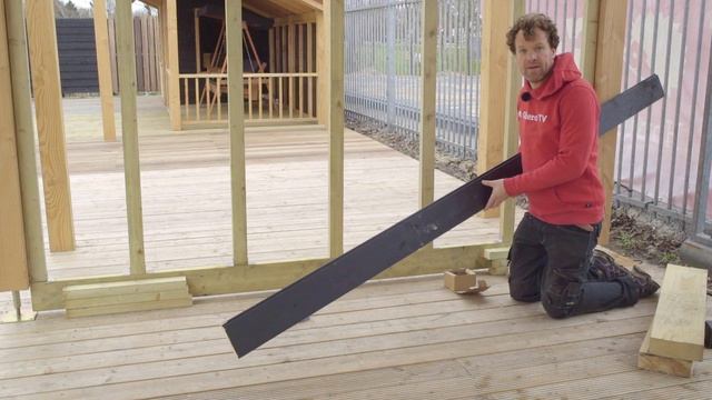 #104 Dichte wand van zwart Deens rabat monteren