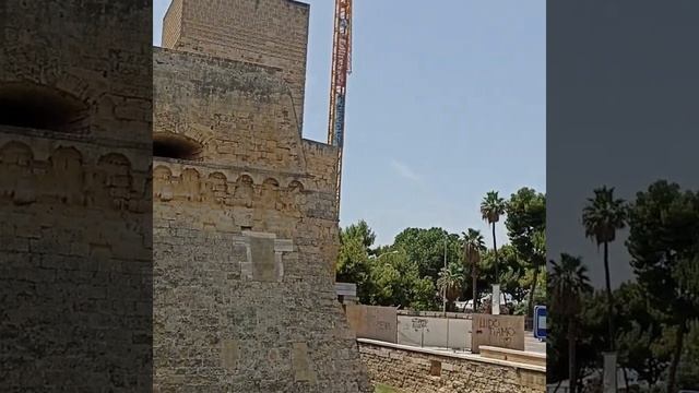 Старинный замок города Бари, Италия