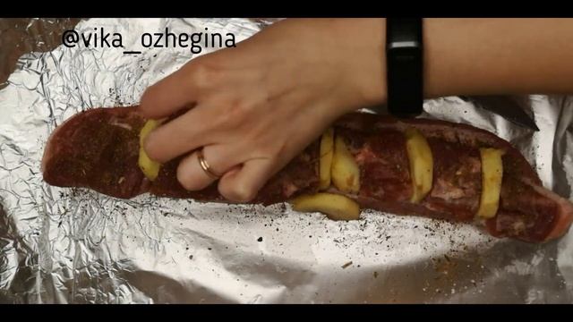 Грудинка запеченная с яблоками