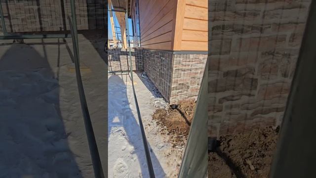 Заканчиваем отделку фасада металлосайдингом софит под дерево в Нижней Тавде