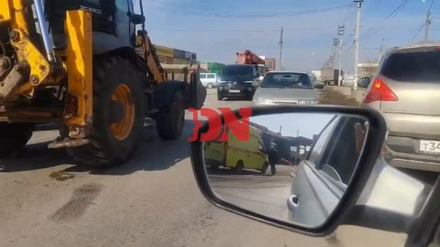 ПОД ЭКСКАВАТОР: по улице Горького в Батайске пенсионер попал под экскаватор на автомобиле.