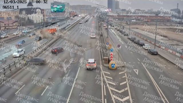 Массовое ДТП произошло на Русаковской эстакаде в Москве: грузовик пробил ограждение и вылетел...