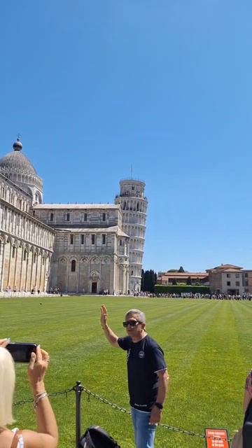 😂A Pisa la gente posa per le foto in tutti questi modi😂