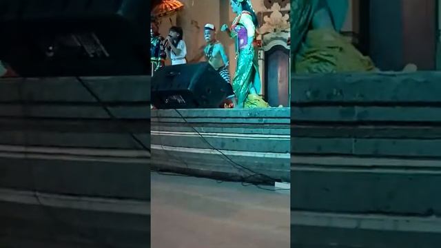 Gek Amy di wantilan Pura Goa Lawah 😊