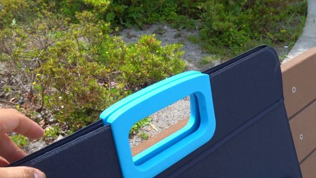 Anker PowerSolar 3-Port 100Wのハンドル部分のマグネット