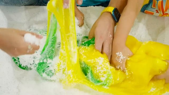Влад и Ники -  Крис и Николь играют со слаймами   Веселые игры с дядей