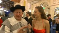 И мушкетер тут. Что он думает о бале?