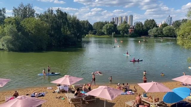 Пляж красивый Живописная бухта, жара 5 августа 2023.