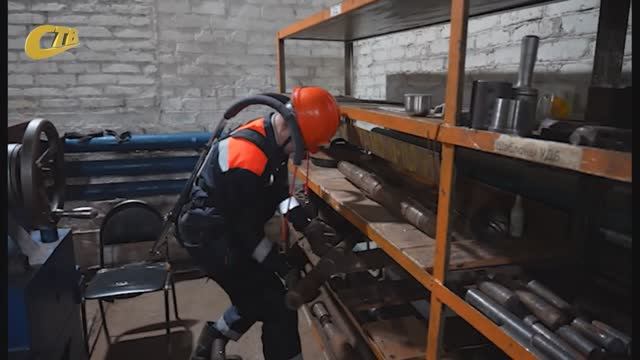 В ДРЕНАЖНОЙ ШАХТЕ МГОКА НАЧАЛИ ИСПОЛЬЗОВАТЬ ЭКЗОСКЕЛЕТЫ