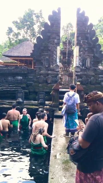 Antrian turis melukat di pura Tirta empul #shorts #melukat #puratirtaempul