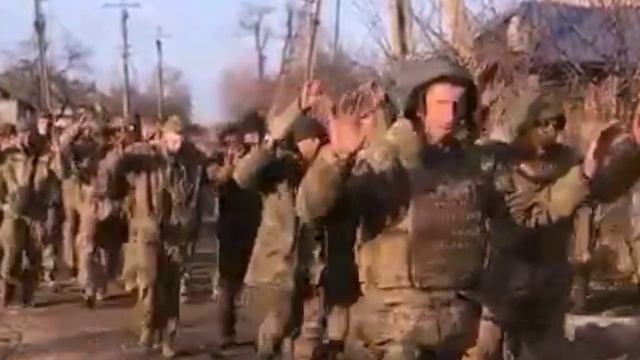 Хохлы сдаются в плен пачками, ротами и батальонами.
