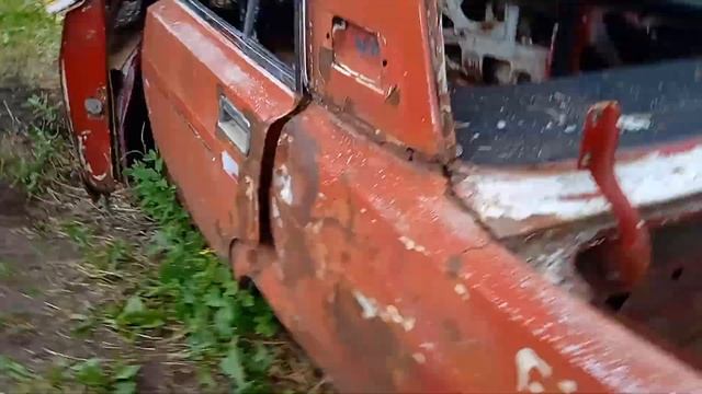 Закрываем двери у сломоной машины со всей силы