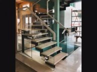 Деревянная лестница и перила из стекла