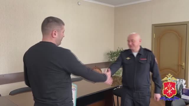 В Прокопьевске полицейские поблагодарили водителя автобуса, вернувшего пассажирке потерянные вещи