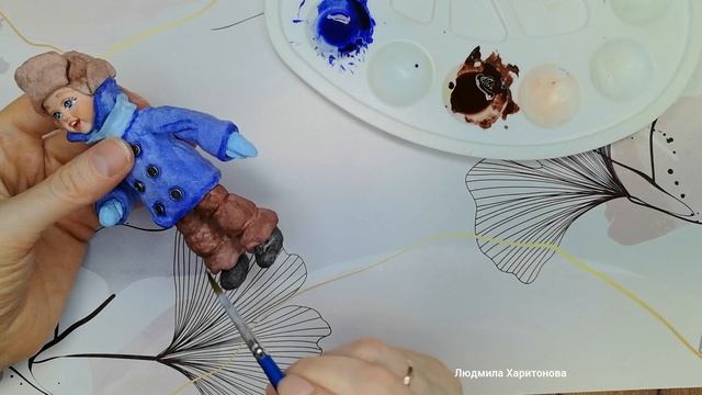 Тонируем ватную игрушку, делаем подвес и добавляем миниатюру
