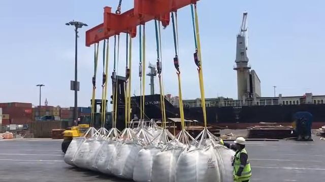 Canal Autohooks HTV- Unloading Cement big bags at CALLAO PERU