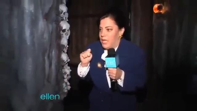Истерика репортёрши в комнате страха