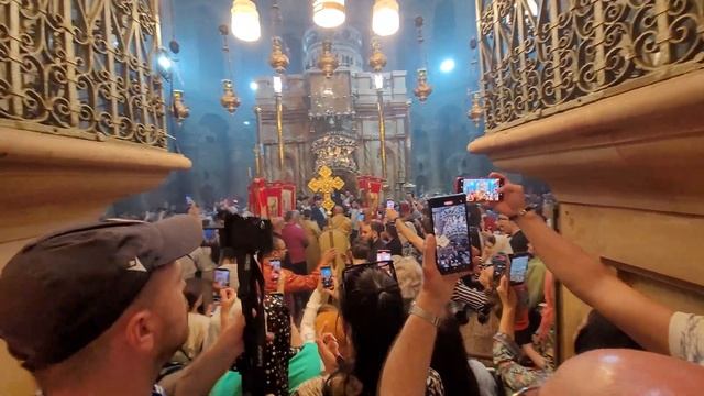 Христиане разных церквей ликуют после Схождения Благодатного Огня в Храме Гроба Господня