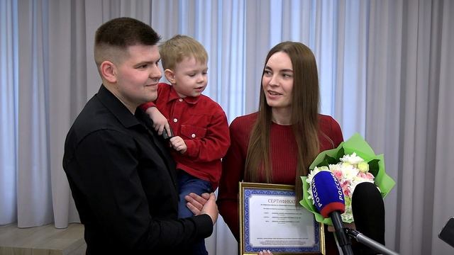 Губернатор Игорь Руденя вручил молодым семьям Тверской области жилищные сертификаты