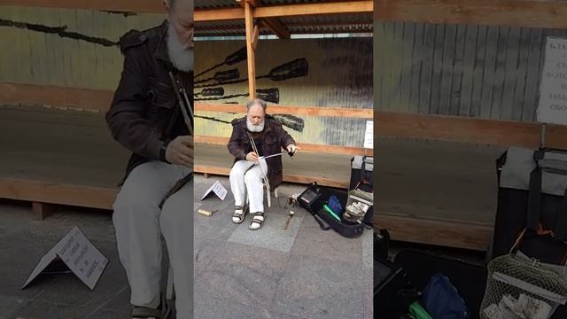 Дед играет на пиле