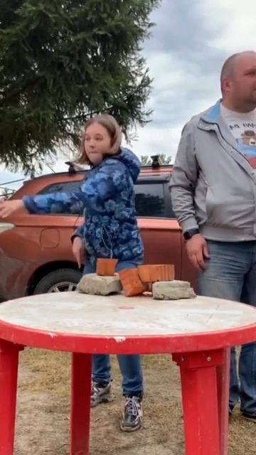 Дочка силач.
