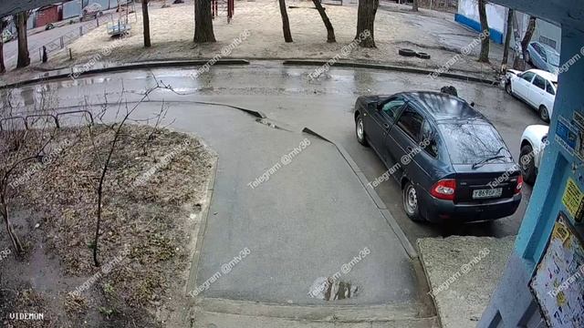 СНЁС ПЕШЕХОДА: на Авиастроителей автомобиль на скорости сбил мужчину и влетел в столб.