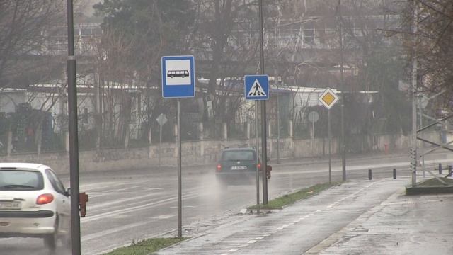 Множество знаци усложняват движението по ул. „Потсдам“