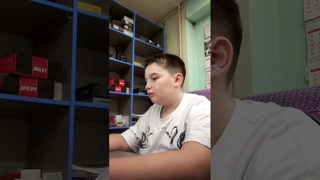 р