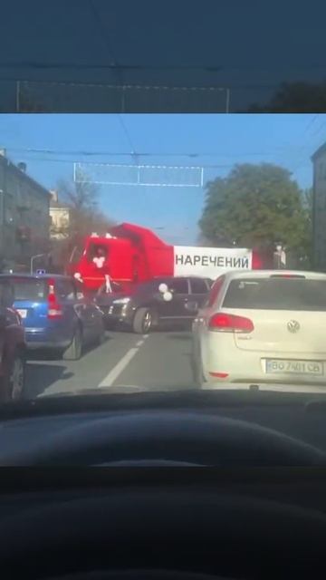 По Киеву проехался свадебный кортеж из красных самосвалов