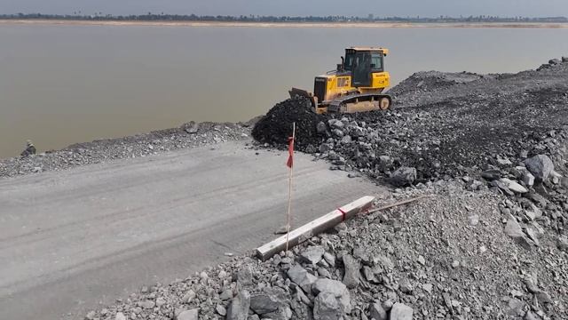 Строительство, дорога через озеро