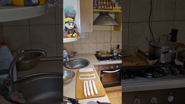 куриные фаршированные ноги с горчичным соусом и куриные трубочки