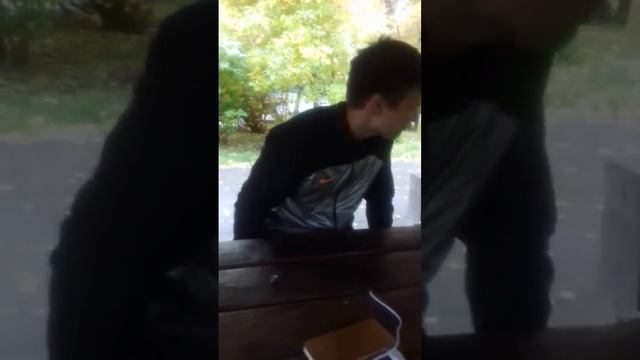 Кушаем орешки которые нашли в парке