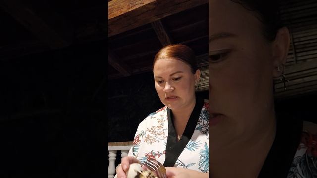 Пробую яйцо болот (болют) на Боракае. Варёное утиное яйцо, со сформированным птенцом с хрящами