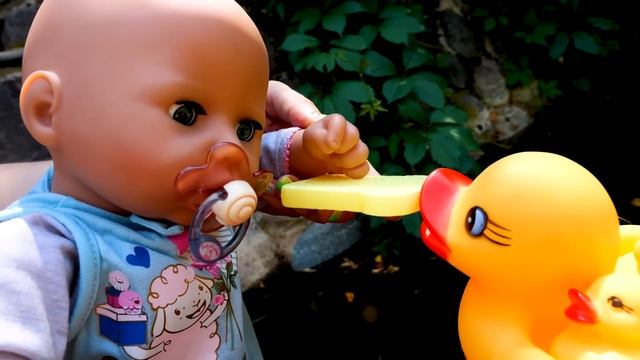 Кукла БЕБИ АНАБЕЛЬ гуляет в Лесу! Новые друзья пупсика Baby Doll! Смешные видео игры для детей