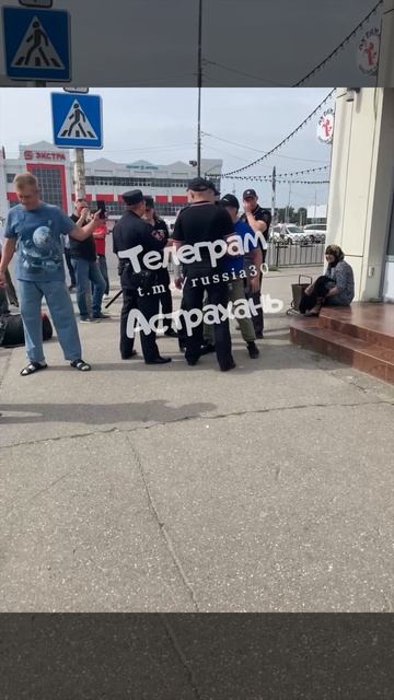 Обиженный пьяный мужик кинул кирпич в автобус. Водитель не пустил в салон. Рейс Астрахань - Москва