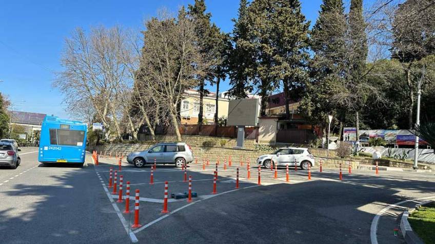 В центре Сочи установили разделители полос движения, чтобы предотвратить ДТП